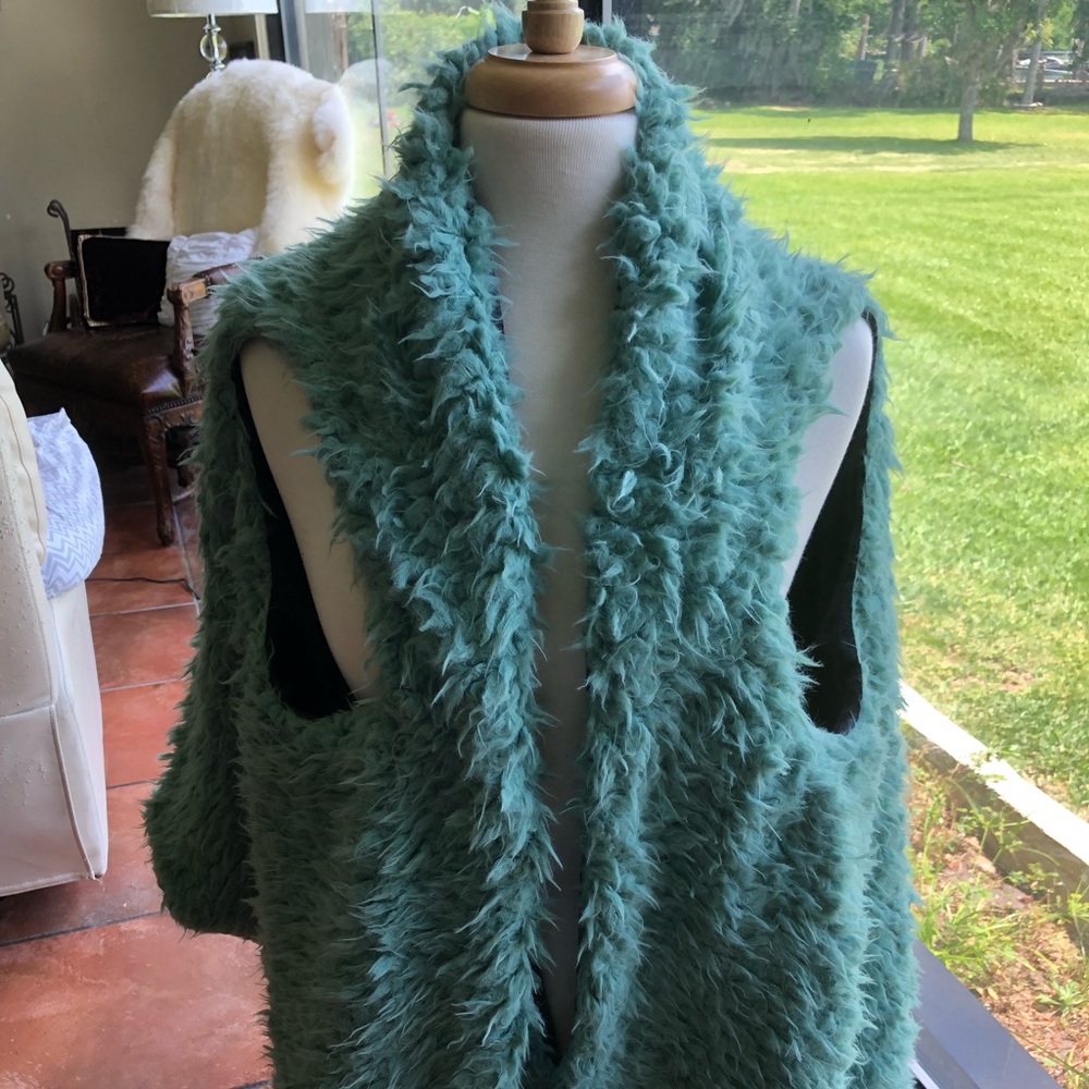 REVERSIBLE DRAPED VEST